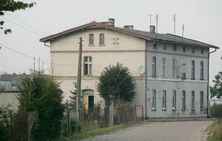 założone wokół prostokątnego wiejskiego placu, czyli nawsia.