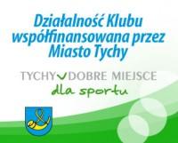 2. Podczas biegu wszyscy zawodnicy muszą mieć numery startowe z przymocowanymi do nich chipami umieszczone na