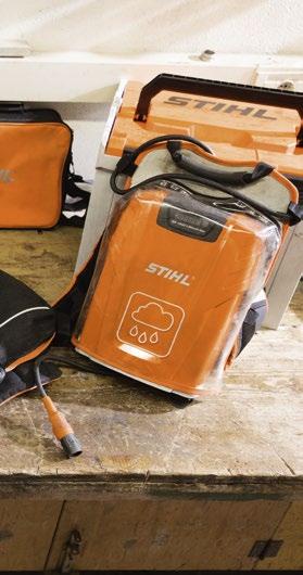 Lekka, wytrzymała torba do wygodnego transportu akumulatora i przechowywania akcesoriów do urządzeń akumulatorowych STIHL w czystości.