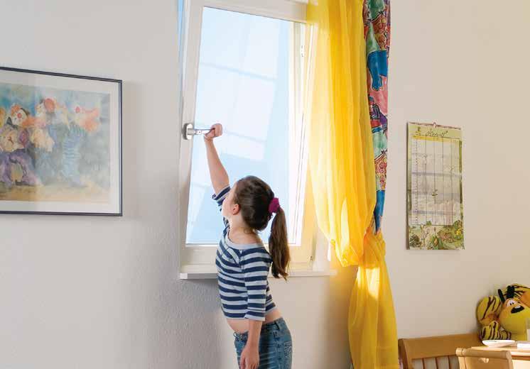 ELEMENTY OKUĆ ROZWIĄZANIA DOPASOWANE DO CIEBIE. SYSTEM TILT FIRST Zaprojektowany pod kątem bezpieczeństwa dzieci, w pierwszej kolejności (obrót klamki o 90 ) pozwala jedynie na uchylenie okna.