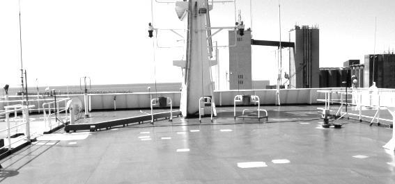 Błąd kursu w pilotowych systemach nawigacyjnych Anteny odbiorników GPS RTK umieszczono na pokładzie pelengowym, prostopadle do osi symetrii statku w odległości 11