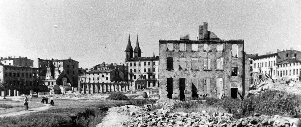 Ze względu na swoją tragiczną historię Warszawa jest znana jako miasto Feniksa.