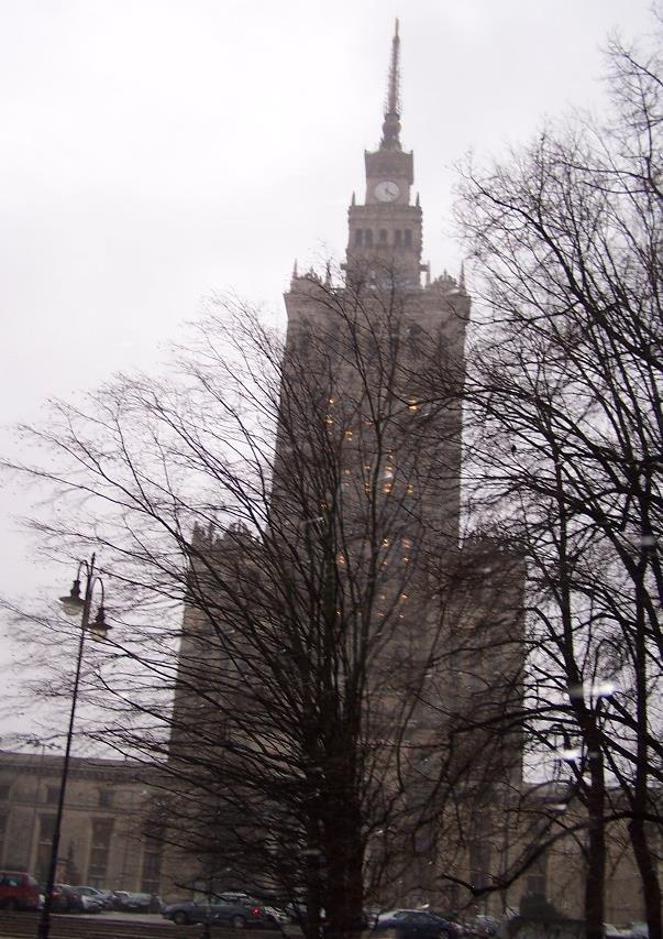 W pozostałych przypadkach budynki stawiano w duchu modernizmu i socrealizmu, czego przykładem jest Pałac Kultury i Nauki.