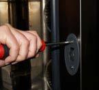 drzwiczki pieca (rys.1), delikatnie poluzować śruby mocujące zatrzask w drzwiczkach(rys.2) zamknąć drzwiczki i obrócić klamkę, tak aby zablokować zatrzask (rys.