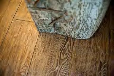 Podłogi wykańczane ręcznie, charakteryzują się wysoką jakością wykończenia i niepowtarzalnością. Swoją kolorystyką nawiązują do historii podłóg, nadając unikatowość każdemu pomieszczeniu.