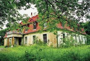 murów oskarżająca wszystkich, którzy do takiego stanu ten niegdyś piękny obiekt doprowadzili. Dwór został zbudowany w 1925 r. przez Jakoba Hasslachera, człowieka bardzo bogatego.