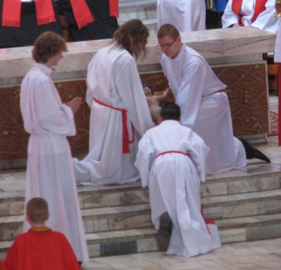 POSŁUGA W CZASIE LITURGII Wielki Piątek idą w procesji wejścia, po dojściu do ołtarza klękają i w tej pozycji modlą się tak długo jak GC trwa w postawie prostracji po dojściu do ołtarza zajmują