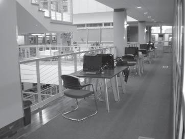 ARTYKUŁY 77 (147,50 m 2 ), sala seminaryjna dla 24 osób wyposażona w 12 komputerów (73,99 m 2 ), dwa 12-osobowe pokoje pracy zbiorowej dla studentów, z rozsuwaną ścianą (40,96 i 41,69 m 2 ), co
