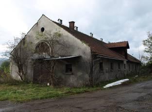 Wykonany z piaskowca, w formie wysokiego postumentu z figurą Jezusa Nazareńskiego. Rzeźba przedsta- -wia stojącą postać Jezusa odzianego w długą szatą, z korona cierniową na głowie.