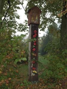 Dwie górne części posiadają płaskorzeźbioną dekoracje. W górnej części znajduje się wnęka z rzeźbą Pieta (Maria siedząca, trzymająca martwe ciało Jezusa na kolanach).