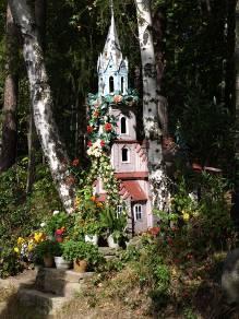 prostopadłościanu o rzucie kwadratu, część górna nakryta dwuspadowym daszkiem, podbitym blachą.