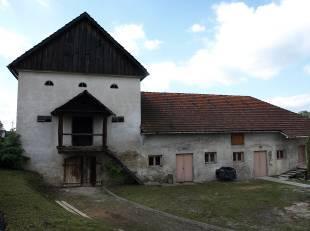 288, 6537 przy drodze do kościoła, nr 291, 6549 Budynek drewniany, konstrukcji zrębowej, częściowo oszalowany deskami,