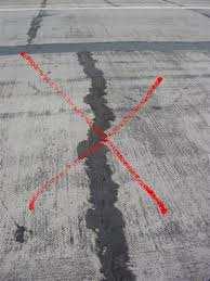 Uszkodzenie naprawiane asfaltem Uszkodzenie naprawiane masą do szczelin