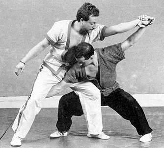 Technika "Kao" Jose Luis Serra Flores urodził się w Barcelonie w 1961 r. Z Wushu zetknął się w 17 roku życia.