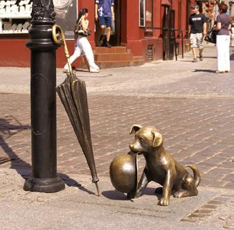 wojny, a dokładnie w 1944 r., posążek na kilkanaście lat ustawiono, ale bez fontanny z żabkami, na placu Teatralnym. W latach 60. przeniesiono go do fosy, koło dawnej Bramy Starotoruńskiej.