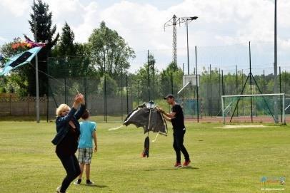 Nasza Czarna Furia wyszła nam znakomicie, o czym świadczył podziw naszych dzieciaków. Po skończeniu i udekorowaniu wszystkich latawców, wybraliśmy się na boisko Orlik, aby przetestować nasze prace.