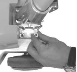 Dzięki temu uzyska się dostęp do mechanizmu napędowego talerza. Talerz nakładany jest centralnie na mechanizm napędowy i mocowany poprzez obracanie go przeciwnie do ruchu wskazówek zegara.