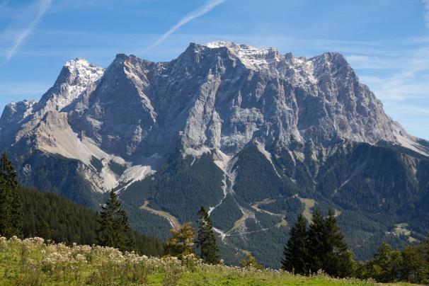 Zugspitze Najwyższy szczyt Niemiec, Zugspitze, wznosi się na wysokość 2962 m n.p.m., co daje mu prawie 500 m przewagi nad naszymi Rysami.