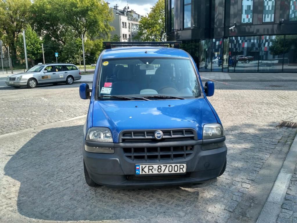 4. MARKA FIAT MODEL DOBLO NUMER REJSTRACYJNY KR 8202S CENA WYWOŁAWCZA 6800 zł brutto KOLOR