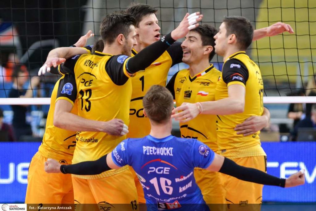 Drużyny Plus Ligi w sezonie 2017/18 1.ZAKSA Kędzierzyn-Koźle 2.Asseco Resovia Rzeszów 3.PGE Skra Bełchatów 4.LOTOS Trefl Gdańsk 5.Cuprum Lubin 6.Cerrad Czarni Radom 7.Jastrzębski Węgiel 8.