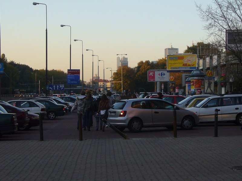 . 8) Na obrzeżu węzła znajduje się duży, podłużny parking publiczny około miejsc (przy al.