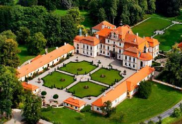 Jest znakomitym przykładem arystokratycznej rezydencji reprezentującej szczytową fazę baroku, przy której pracowali tak wybitni twórcy, jak architekt Franciszek Maksymilian Kańka, autor fresków