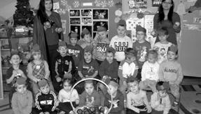 Podczas wszystkich zabaw i w wykonywaniu zadań przedszkolakom pomagała Jabłkowa Wróżka, w rolę której wcieliła się pani Ewa z najmłodszej grupy przedszkolnej.