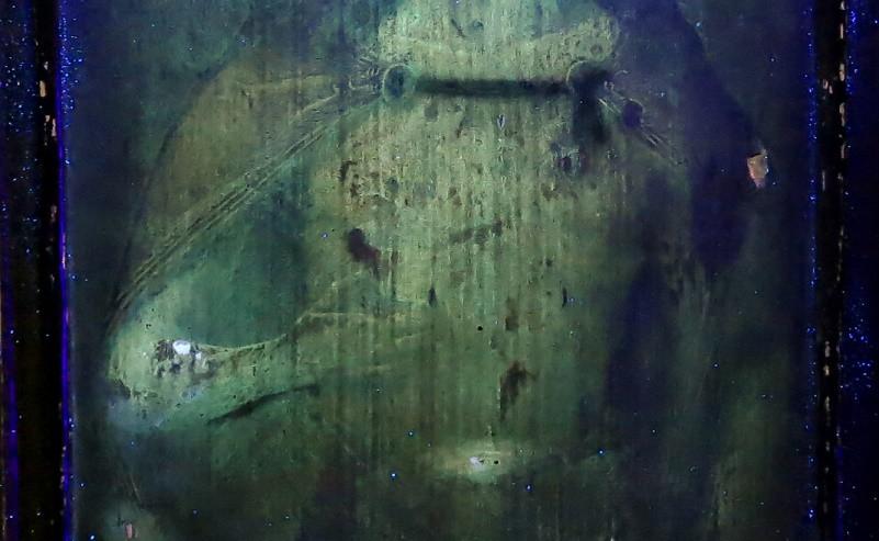 il.10 Ecce Homo, tempera na desce, lico, fragment, widok w ultrafiolecie. Stan przed konserwacją. Fotografia w ultrafiolecie rejestruje m.in.