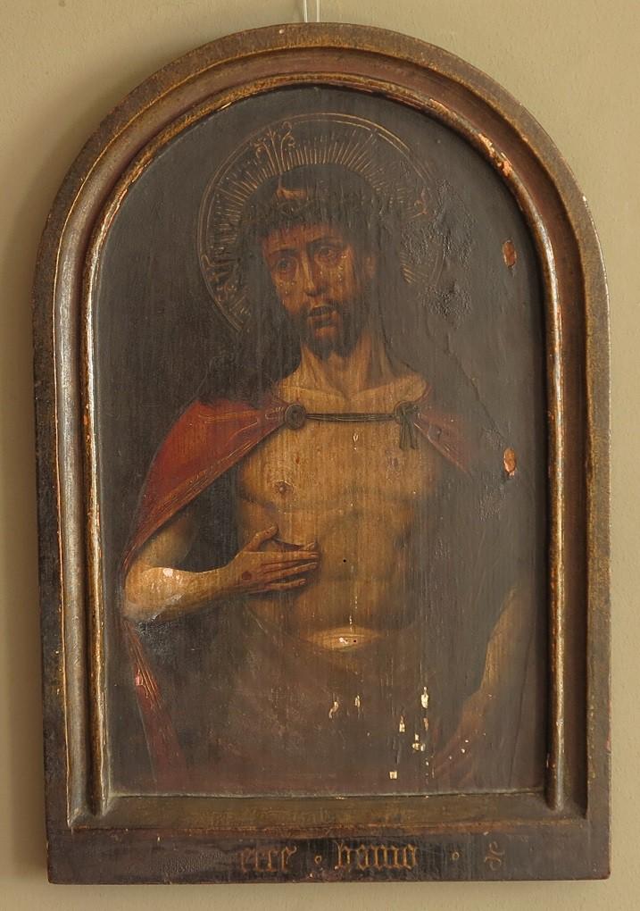 il.1. Ecce Homo, tempera na desce, lico, widok ogólny. Stan przed konserwacją. B. PO KONSERWACJI Obiekt po konserwacji uległ zasadniczej zmianie kolorystycznej oraz umiarkowanej zmianie formalnej.