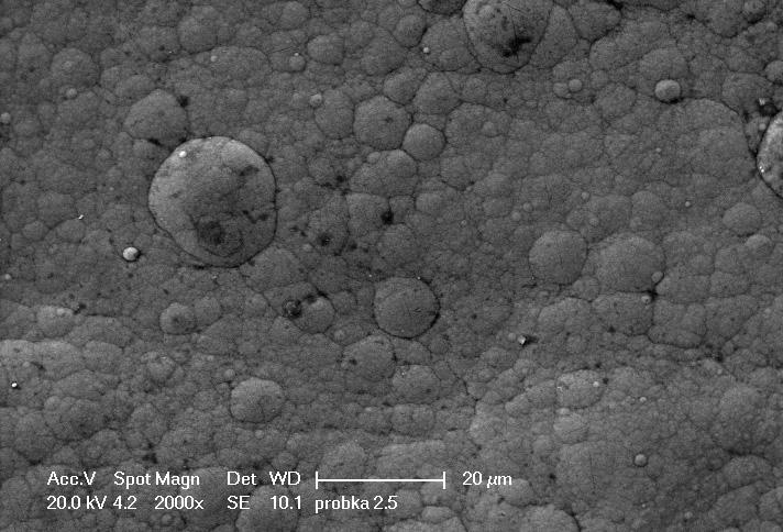 68 T R I B O L O G I A 1-2011 SEM powierzchni powłoki Cr wskazuje na jej częściowo globularną budowę (Rys.