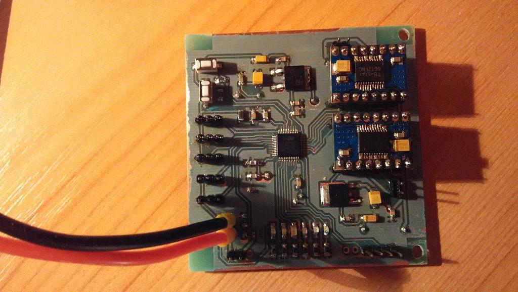 2.2 Elektronika 2 BUDOWA ROBOTA Rysunek 2: PCB gotowane jest też już ostrze do przyłączenia pod pługiem, jednak na razie powodowałoby prawdopodobnie wiele problemów z nierównościami terenu. 2.2 Elektronika Cała elektronika projektowana była w KiCadzie.