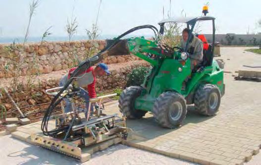 Małaarchitektura Układarka kostki brukowej Z hydrauliczną układarką układa się szybko i efektywnie.