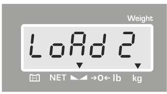 Przy wskazaniu LoAd 2 ostrożnie ustawić drugi odważnik kalibracyjny na środku płytki wagi.