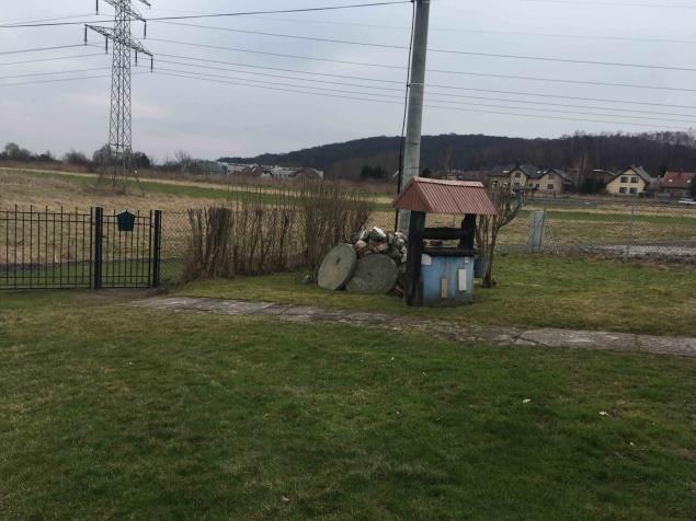 wejście z ganku do kuchni i bezpośrednio do pokoju.