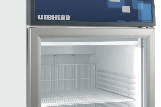 Nowoczesne zamrażarki Liebherr ze szklanymi drzwiami wyróżniają się atrakcyjnym antracytowo-aluminiowym designem oraz pionowymi kolumnami oświetleniowymi, umieszczonymi po obu stronach wnętrza.