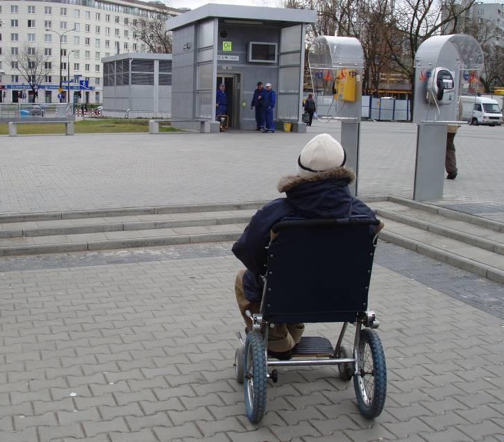 Znaczenie dobrej dostępności pieszej Każda podróż zaczyna się i kończy pieszo wygodne dojście ma wpływ na atrakcyjność transportu zbiorowego (TZ) brak barier umożliwi podróżowanie TZ osobom starszym