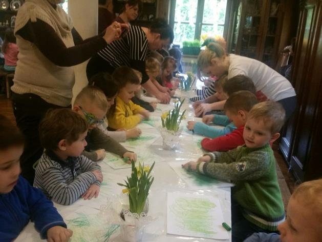 Przy dźwiękach wiosennej melodii dzieci przystąpiły do pracy.