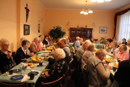 KARTKA Z KRONIKI PARAFIALNEJ SPOTKANIE DLA SENIORÓW 8 PAŹDZIERNIKA 2016 ROKU Każdy powinien mieć kogoś, z kim mógłby szczerze pomówić, bo choćby człowiek był nie wiadomo jak dzielny, czasami czuje