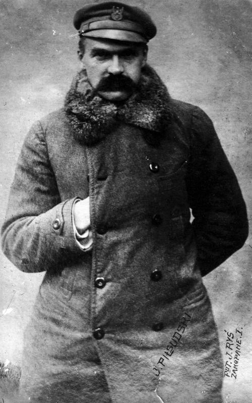 Gdy przekroczyliśmy Bracką, zobaczyłem, że z Nowego Światu skręca w naszym kierunku tramwaj. Był to niemiecki tramwaj z napisem Nur für deutsche Militäre.