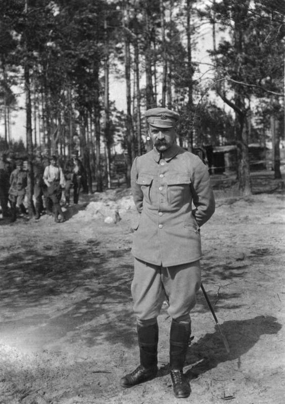 Towarzyszący mu żołdak zmierzył się w kierunku tłumu, który rozczepił się przed karabinem jak szczapa drzewa pod uderzeniem siekiery.
