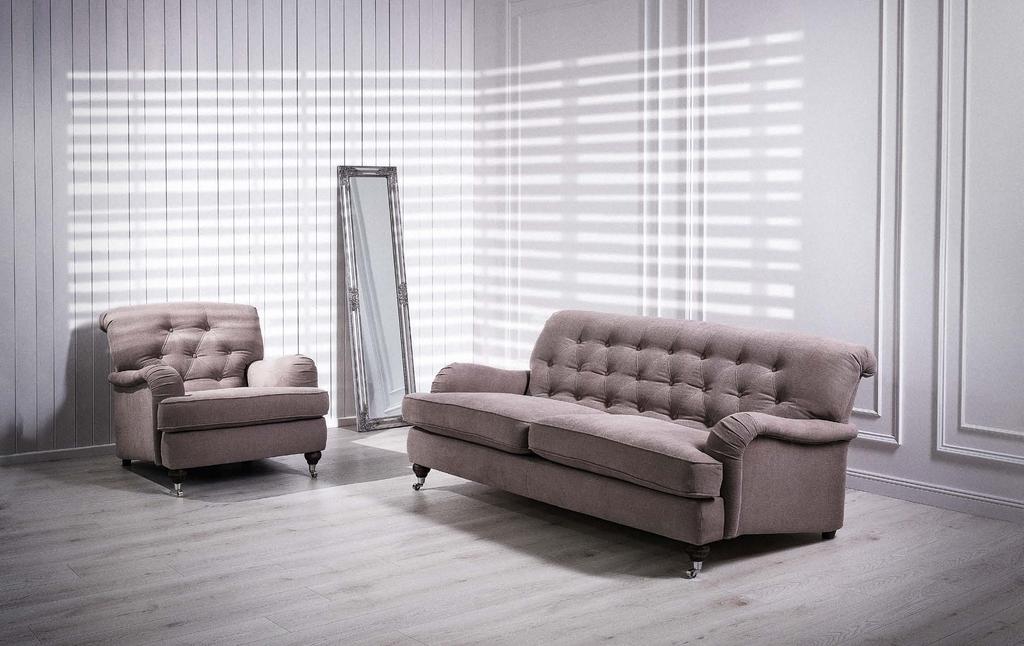 Luksusowa i elegancka sofa o ciekawych podłokietnikach ze szczypankami.