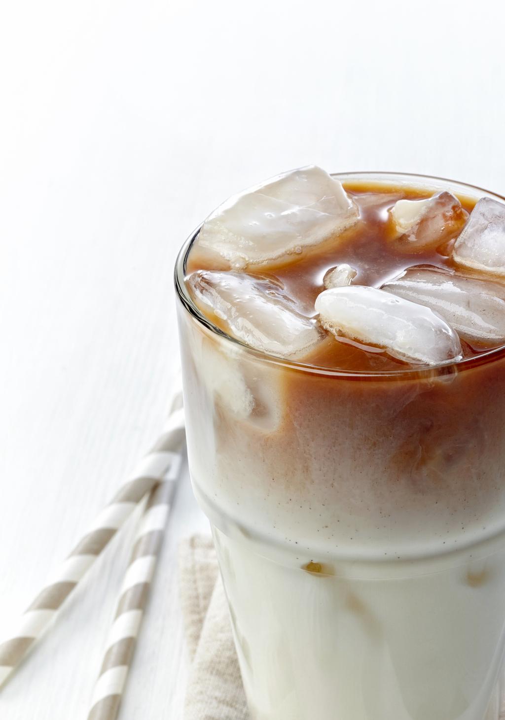 M ROŻO N A / I C E D 20/ ICED LATTE CLASSIC 12,90 ZŁ Nasza klasyczna latte mrożona. Zawsze orzeźwiająca z lekkim posmakiem wanilii. Our classic iced latte.