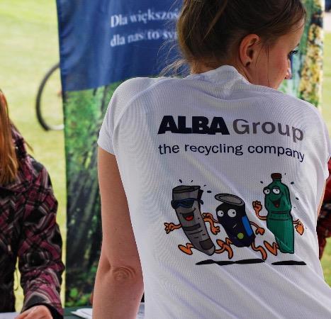 odpady, a pracownicy ALBA kontrolują pojemniki na odpady komunalne. Jeżeli znajdują się w nich surowce wtórne pojemnik otrzymuje karną naklejkę.