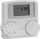 Regulator w komplecie zawiera czujnik temperatury zewnętrznej (APS), czujnik zasilania temperatury przylgowy (VFAS), listwę przyłączeniową do regulatora (montaż na ścianę).