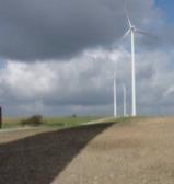 24,0 MWe, składa się on z 12 turbin (Vestas) po 2,0 MWe każda; Lokalizacja: województwo dolnośląskie, powiat złotoryjski; Oddanie do użytku nastąpiło w na początku 2012;