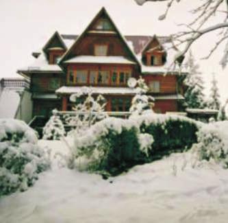 UKOWINA TATRZAŃSKA HOTEL MORSKIE OKO *** UKOWINA TATRZAŃSKA turystyczna miejscowość położona na Podhalu, w odległości ok 15 km od Zakopanego. To stąd rozpościera się przepiękny widok na łańcuch Tatr.