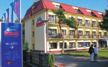 HOTEL WODNIK WRAZ Z CENTRUM SPA *** usytuowany w najbardziej urokliwej części Łeby, w dzielnicy wypoczynkowej, otoczony kompleksem leśnym, w odległości ok. 200 m od plaży, składa się z kilku budynków.