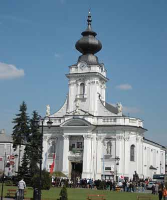 Longier Pomnik Jana Pawła II przed Kościołem w Kaczyce Monumentul lui Ioan Paul al II-lea