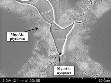 4) w strefie położonej w pobliży wydzieleń masywnej fazy Mg 17 Al 12, w wydzieleniach fazy Mg 17 Al 12 występuje w ilości