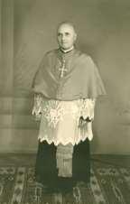 123 Zdjęcie 57 Rok 1949. Biskup Piotr Kałwa (zdjęcie z kroniki parafii). Urodził się 18 listopada 1893 roku w Cudzynowicach (powiat pińczowski). Wyświęcony 1 czerwca 1916 roku 1060.